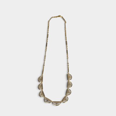 un collier en or composé de trois cercles et d'une chaîne, sur fond blanc