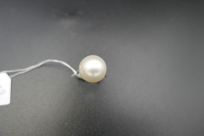 l'image d'une perle blanche sur un fond noir