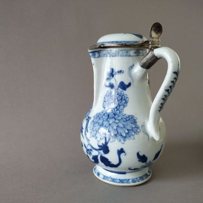 CHINE, époque Qing Verseuse couverte en porcelaine blanc ble…
