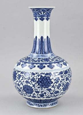 vase bleu et blanc orné d'un motif floral sur l'extérieur