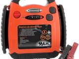 un chargeur de batterie de secours orange et noir sur fond blanc