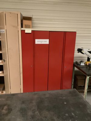une image représentant une pièce avec une porte rouge et un établi