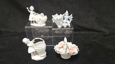 quatre petites figurines blanches exposées sur un fond noir