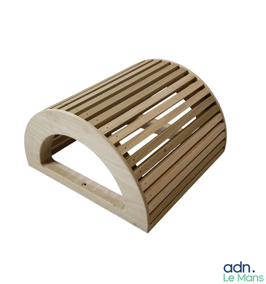 un banc en bois sur lequel est posée une latte en bois