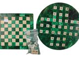 un échiquier en deux parties, en marbre vert et blanc, avec un sachet de chips