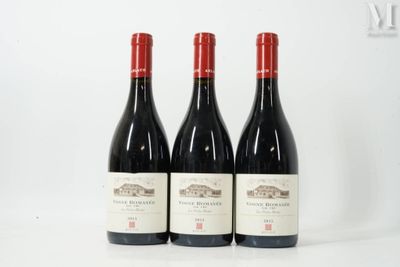trois bouteilles de vin rouge sont alignées sur une surface blanche