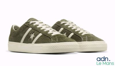 un gros plan sur une paire de baskets vertes sur fond blanc