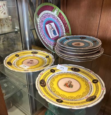 de nombreuses assiettes exposées dans une vitrine