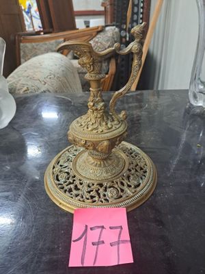 une bougie posée sur une table, avec une étiquette de prix devant elle