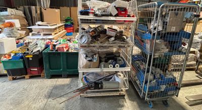 un chariot chargé d'un tas d'articles dans un entrepôt