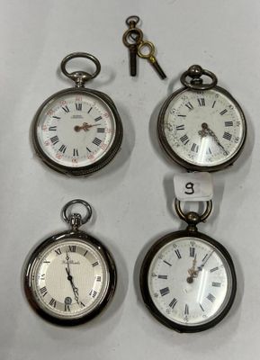 Quatre types différents de montres de poche sont exposés sur un fond blanc