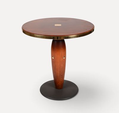 une table ronde en bois avec un piètement en métal et un plateau en bois