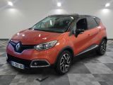 la voiture orange est garée dans le garage sur un sol en damier