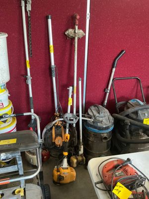 une pièce où il y a beaucoup d'outils, dont certains sont par terre