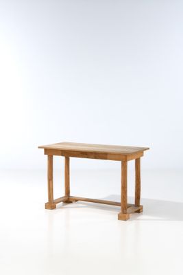 une table en bois posée sur un sol blanc