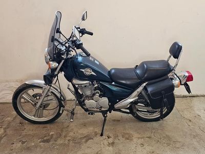 une moto qui est garée dans un garage