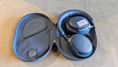 un casque audio dans son étui, posé par terre