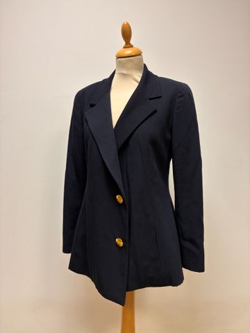 CHANEL – Veste bleu marine, macarons brodés, doublure et boutons 