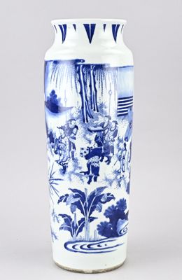un vase bleu et blanc orné d'une image représentant des personnes