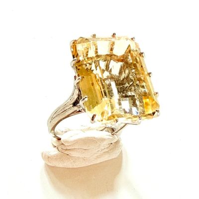 une photo d'une bague raffinée sertie d'une topaze jaune raffinée
