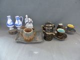 de nombreux types différents de tasses à café et de soucoupes sur la table