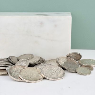 un tas de pièces posé sur une table à côté d'une boîte