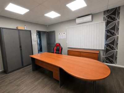 un bureau équipé d'un bureau, d'une chaise et d'armoires