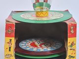une boîte contenant un lot de trois assiettes