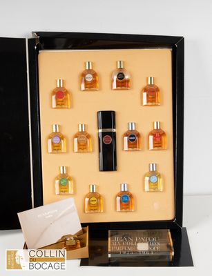 une photo d'une vitrine contenant de nombreux flacons de parfum
