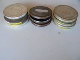 trois boîtes posées sur une table