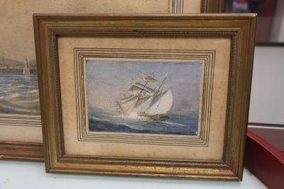 tableau représentant un voilier en pleine mer, avec un bateau rouge en arrière-plan