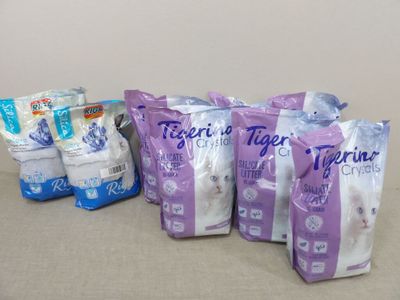 cinq paquets de papier toilette posés sur une table
