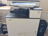 une imprimante posée sur un bureau