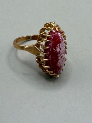 l'image d'une bague contenant une pierre rouge