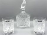 trois verres et une carafe posés sur une table