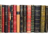 de nombreux livres anciens alignés les uns à côté des autres sur une étagère