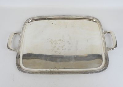 plateau de service plaqué argent avec des poignées, sur un fond blanc