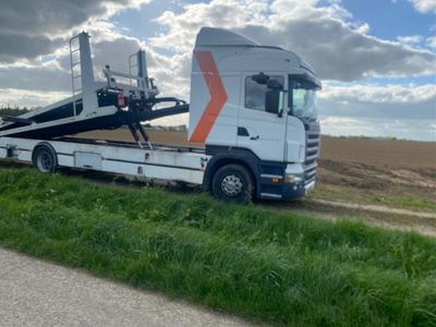 un camion auquel une remorque est attelée à l'arrière