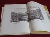 un livre ouvert sur lequel figure l'image d'une ville
