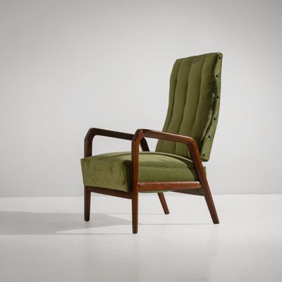 une chaise verte dans une pièce blanche au sol blanc