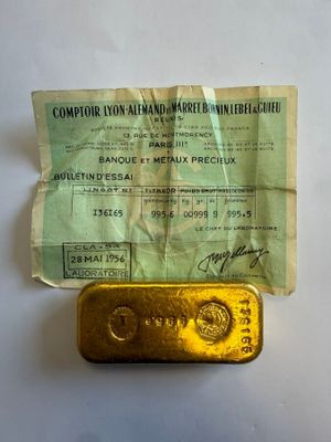 un petit morceau d'or posé sur un bout de papier