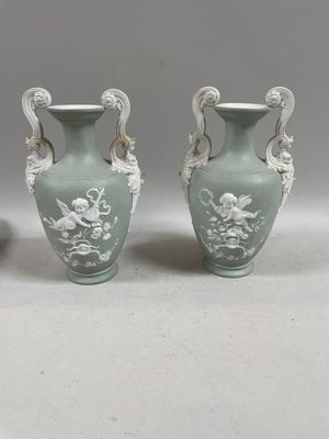 Paire de VASES en porcelaine de Wedgwood à décor d'angelots …