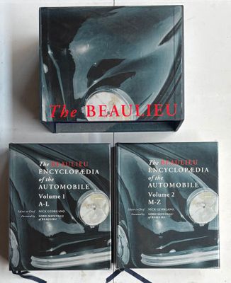 trois livres sur la couverture d'un livre où figure l'image d'une vieille voiture