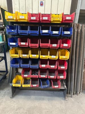 de nombreux bacs de différentes couleurs et tailles sur l'étagère