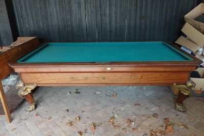 une table de billard recouverte d'un tapis vert
