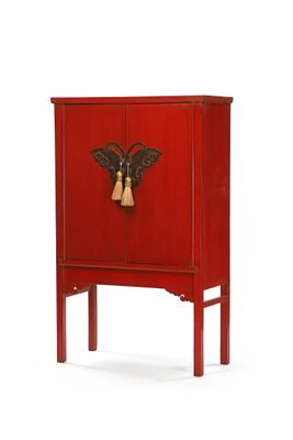 une image représentant une armoire rouge sur laquelle est posé un papillon