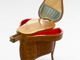 une petite coiffeuse en bois surmontée d'un miroir