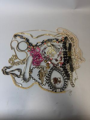 une assiette blanche sur laquelle sont disposés plusieurs bijoux