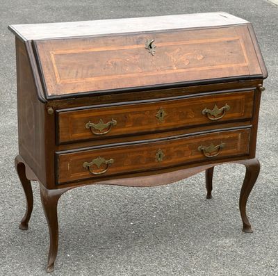 un petit bureau en bois avec un plateau en marbre, dans la rue