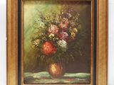 tableau représentant un vase de fleurs posé sur une table, sur fond vert